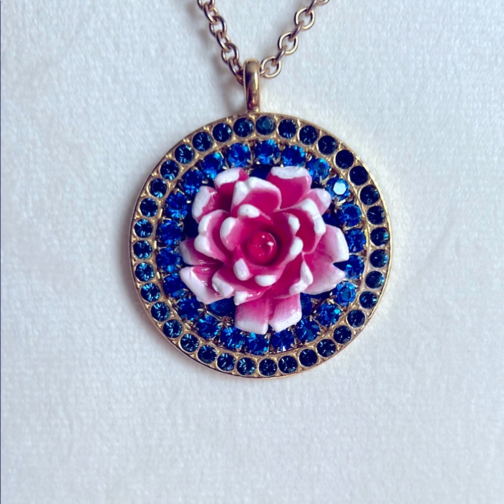 Tarina Tarantino necklace signed adorned with Swarovski crystals🌸💙